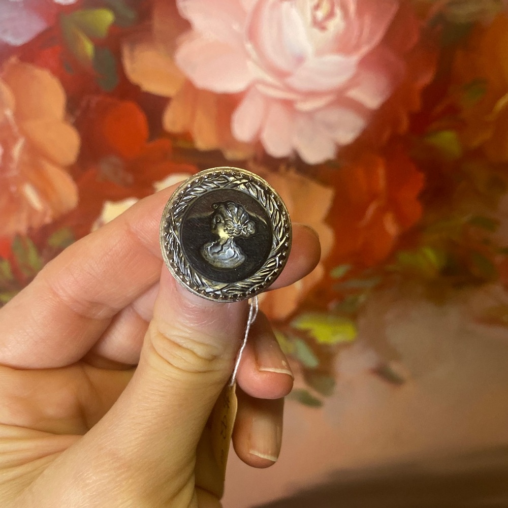 Elegant vintage whitting and Davis Silver and Black Cameo Ring